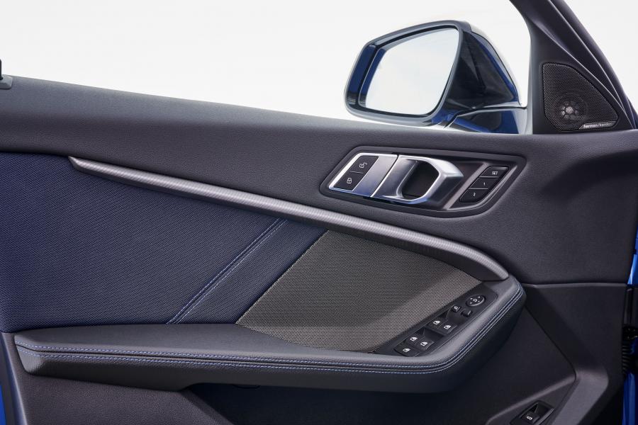 Детали интерьера BMW M135i xDrive (F40) 2019 года  (WW) (фото 152 из 189)